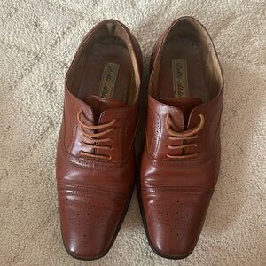Lace up Men’s Oxford dress shoes.